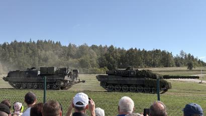 Bild: Lukas Büchold
Ein Panzer wird nach einem simulierten Treffer abgeschleppt.
