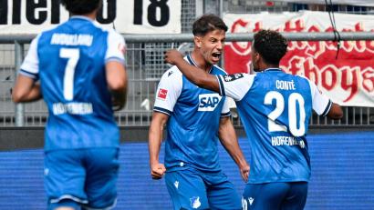 Bild: Uwe Anspach/dpa
Adam Hložek jubelte mit seinen Teamkollegen über die Führung.