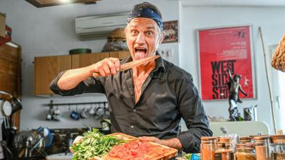 Bild: Jason Tschepljakow/dpa
Ralf Bauer ist auch Yogalehrer - und kocht gerne.