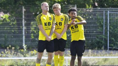 Archivbild: Hubert Ziegler
Die Mauer des FC Amberg hielt nicht dich: Marco Helleder (von links), Jannik Meier und Jamario Carswell unterlagen mit dem FC beim TSV Seebach mit 0:4.