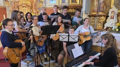 Bild: swo
Die Mitglieder der Gebenbacher Landjugend gestalteten ihren Gottesdienst am Mausberg unter der Anleitung von Rite Butz (links) mit sehr schmissigen und eingehenden Liedern