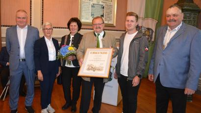 Bild: Josef Rosner
Die Stadt Bärnau ernannte Alfred Stier (Mitte) zum Altbürgermeister.