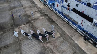 Bild: Aaron Favila/AP/dpa
Nach dem Brand auf der Fähre „MV June Aster“ werden immer mehr Tote geborgen.