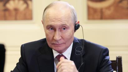 Bild: Alexander Kazakov/Pool Sputnik Kremlin/AP/dpa
Kremlchef Putin führt den AfD-Erfolg auf politische Fehler des Westens zurück. (Archivbild)