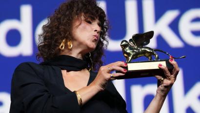 Bild: Scott A Garfitt/Invision/AP/dpa
Die Hauptgewinnerin des Abends: Regisseurin May el-Toukhy.