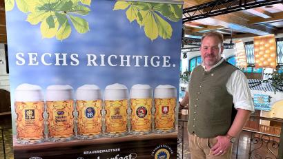 Bild: Julian Degler/dpa
Andreas Maisberger, Geschäftsführer des Vereins Münchener Brauereien, präsentiert die sechs Wiesnbiere bei der Oktoberfestbierprobe 2026.