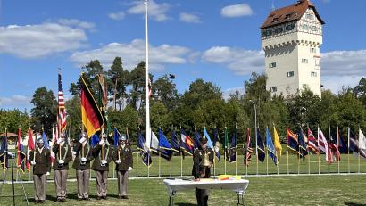 Bild: Gerald Morgenstern
Mit den fünf Schlägen der Feuerwehrglocke wurde bei der 25. Nine-Eleven-Zeremonie der US-Armee in Grafenwöhr insbesondere der toten Einsatzkräfte gedacht.