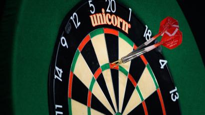 Symbolbild: Gregor Fischer
Bei einem Dartspiel in Weiden hat ein 45-Jähriger einen 41-Jährigen geschlagen. Verletzt wurde auch ein 34-Jähriger, der schlichten wollte.