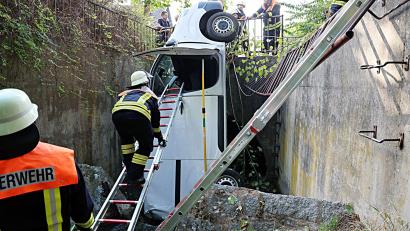 Bild: Ralf Hettler/dpa
Ein Transporter durchbricht ein Metallgeländer und landet senkrecht im Bach.