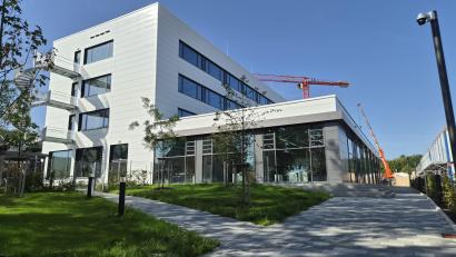 Bild: lue
Seit etwas mehr als einem Jahr gibt es das neue Ausbildungszentrum bei Siemens Healthineers in Kemnath. Im Zentrum steht hier der Beruf des Mechatronikers.