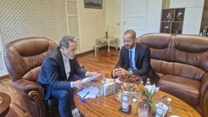 Bild: Uncredited/Iranian Foreign Ministry/AP/dpa
Wollten sich ursprünglich im Oman treffen: Irans Außenminister Abbas Araghtschi (l) und sein omanischer Amtskollege Badr al-Busaidi. (Archivbild)