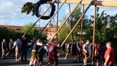 Bild: Robert Dotzauer
Gelebtes Brauchtum gehört zur Speinsharter Kirchweih. Den Auftakt bildete das Aufstellen eines 24 Meter langen Kirwabaumes. Souverän wuchteten Speinsharts Kraftpakete den Baum mit den traditionellen "Schwalben" in die Höhe.