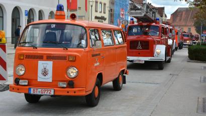 Bild: Josef Rosner
Einfahrt der 25 Feuerwehroldtimer auf den oberen Tirschenreuther Maximilianplatz. Einsatzbereit sind die Fahrzeuge nicht mehr, aber für eine Rundfahrt reicht es noch.