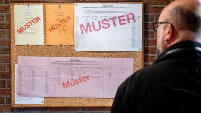 Bild: Hauke-Christian Dittrich/dpa
Bis zum Nachmittag lag die Wahlbeteiligung bei der Kommunalwahl etwas höher als 2021.