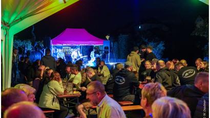 Bild: Wilhelm Daubner
Die "Beppo-Johnson-Liveband" lieferte einen gelungenen Kirwaauftakt am Samstagabend am Zoigldenkmal in der Braugasse.
