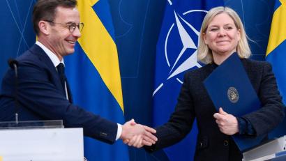 Bild: Lars Schröder/TT/TT News Agency/AP/dpa
Die Sozialdemokratin Magdalena Andersson und der konservative schwedische Regierungschef Ulf Kristersson. (Archivbild)
