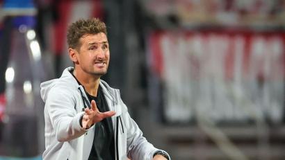 Bild: Daniel Karmann/dpa
Energisch zur Pause - und danach richtig zufrieden mit der Reaktion seiner Mannschaft: Miroslav Klose.