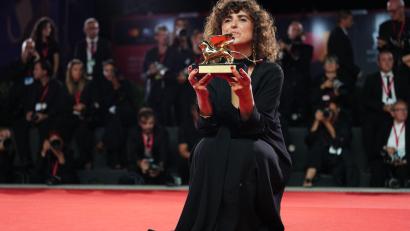 Bild: Scott A Garfitt/Invision/AP/dpa
Sie ist die achte Frau, die den Goldenen Löwen in der Geschichte der Filmfestspiele gewinnt: May el-Toukhy.
