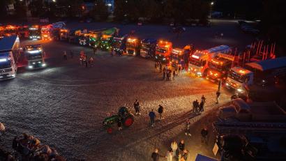 Bild: "Lkw-Freunde Waldsassen"-Stammtisch/Johannes Mayer
Die Lichter der Fahrzeuge erzeugten abends am Festplatz in Waldsassen eine besondere Stimmung.