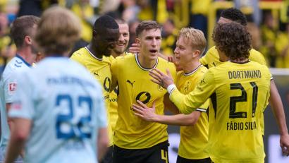Bild: Bernd Thissen/dpa
Nico Schlotterbeck jubelt wieder auf dem Platz mit seinen Teamkollegen.