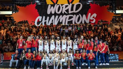 Bild: Andreas Gora/dpa
Die USA feiern die Titelverteidigung.