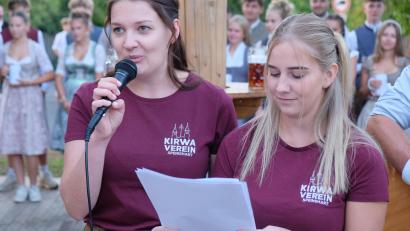 Bild: Robert Dotzauer
Die Gstanzl-Sängerinnen Helena Braun (li) und Paula Ring nahmen beim "Derblecken" das Dorfleben aufs Korn.