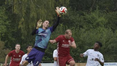 Bild: Hans Mark
Schwarzenfelds Keeper Stefan Seitz klärt hier vor dem Pfreimder Nicholas Schmid (Zweiter von rechts). Am Ende musste Seitz doch vier Mal hinter sich greifen.