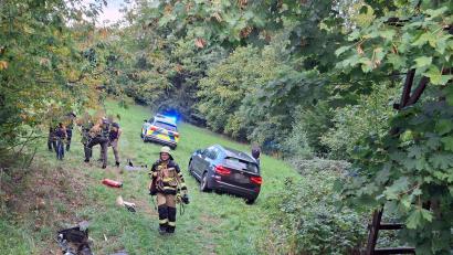 Bild: Helmuth Riedl/Zema Medien/dpa
Nachdem er von der Straße abgekommen war, nahmen die Polizisten den Jugendlichen fest.