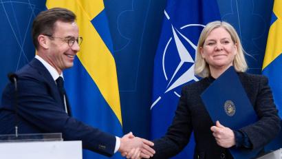 Bild: Lars Schröder/TT/TT News Agency/AP/dpa
Wer gewinnt das Rennen um die Macht in Schweden - Regierungschef Ulf Kristersson (links) oder Herausforderin Magdalena Andersson (rechts)? (Archivbild)
