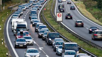 Bild: Matthias Balk/dpa
Auf der A8 in Richtung Salzburg hat sich der Verkehr am Samstag auf mehreren Kilometern gestaut. (Symbolbild)