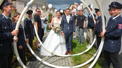 Bild: Josef Rosner
Es ist immer sehenswert, wenn ein Brautpaar durch die Feuerwehrschläuche steigt und die Glückwünsche der Feuerwehr entgegen nehmen darf. Lea und Matthias Schedl genossen dieses sichtlich.