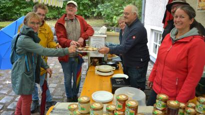 Bild: Josef Rosner
Der Imkerverein Arzberg gab Kostproben an die Besucher.