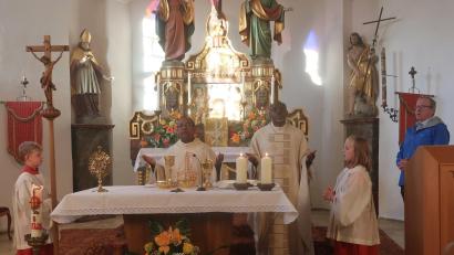 Bild: Rosi Hasenstab
Pfarrer Hrudaya Madanu (links) feiert den ersten Bergfestgottesdienst in diesem Jahr mit dem neuen Pfarrvikar der Pfarreiengemeinschaft Vilseck-Schlicht-Sorghof, Christian Ogu.