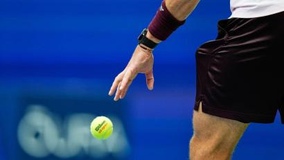 Bild: Frank Franklin II/AP/dpa
Dass Alexander Zverev den Ball so oft vor seinem Aufschlag springen lässt, nervt die Gegner.