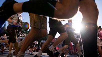 Bild: Sven Hoppe/dpa
Auftakt zum Oktoberfest. Die ersten Wiesnbesucher rennen zu den Festzelten - zum Großteil in Lederhosen und Dirndl. (Archivbild)
