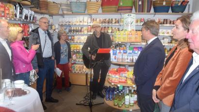 Bild: Ernst Frischholz
Lidermacher Huberzt Treml singt Hymnen auf den Weltladen in Weiden und dessen Chefin (links daneben) Annette Rösel stellt heraus, dass der Weg des Weltladens noch nicht zu Ende sei.