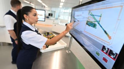 Bild: Angelika Warmuth/dpa
Moderne Technik machts möglich: Auch Laptops dürfen am Flughafen München künftig bei der Sicherheitskontrolle im Handgepäck bleiben. (Archivbild)