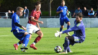 Bild: Gerhard Büttner
Jonas Frank (links) erzielt in dieser Szene die 1:0-Führung für den FC Tremmersdorf beim SC Eschenbach. Der FC siegte am Ende mit 4:2.