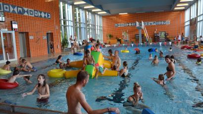 Bild: Peter Garreiss
Großer Spaß herrschte bei den Mädchen und Buben beim Kindertag im Ozon-Hallenbad in Moosbach anlässlich des 50-jährigen Jubiläums. Der Dino war sehr begehrt.