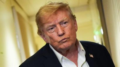 Bild: Julia Demaree Nikhinson/AP/dpa
Trump hatte den ukrainischen Präsidenten Wolodymyr Selenskyj erst am Vortag aufgerufen, Angriffe auf russische Raffinerien einzustellen. (Archivbild)