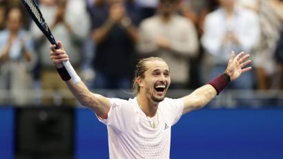Bild: Adam Hunger/AP/dpa
Alexander Zverev jubelt über seinen zweiten Grand-Slam-Turniersieg.