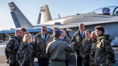 Bild: Michael Kappeler/dpa
Am Rande des Gipfels besuchten Bundeskanzler Friedrich Merz und die anderen Teilnehmer den Luftwaffenstützpunkt Lapland Air Wing.