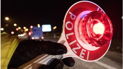 Symbolbild: Patrick Seeger/dpa
Ein mehrfach vorbestrafter Verkehrssünder muss jetzt für längere Zeit ins Gefängnis. Er war mit 2,4 Promille und ohne Führerschein im Kreis Schwandorf gestoppt worden.
