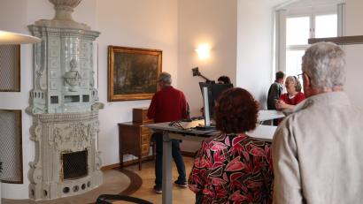 Bild: Corinna Groth
Im schönsten Büro mit einem historischen Ofen sitzt der Behördenleiter des Staatlichen Bauamts in Sulzbach-Rosenberg. An der Wand hängt der symbolische Schlüssel von der Übergabe des Schlosses nach der Sanierung.