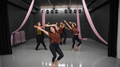 Bild: Erik Glaubitz
Beim Contemporary (zeitgenössischer Tanz) in der "Idance-Fabrik" in Windischeschenbach wird aus Bewegung Energie. Die Tanzlehrerinnen Alina Subbotina (vorne) und Aliia Pushilinia (rechts) geben den Kurteilnehmerinnen Raum für ihren eigenen Ausdruck.