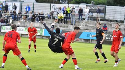 Bild: Hubert Ziegler
Per Fallrückzieher erzielt Gebenbaches Jean Paul Ajala-Alexis (schwarzes Trikot, Mitte) von der DJK Gebenbach das 2:0 gegen den ASV Neumarkt. Diese Tor könnte jetzt bei der Fanabstimmung zum "Bayern-Treffer des Monats August" gekürt werden.