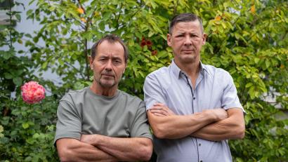 Bild: Pia Bayer/dpa
Walter Reininger (l) und Volker Schmitt bekamen die Courage-Medaille für ihr Eingreifen bei einer Messerattacke