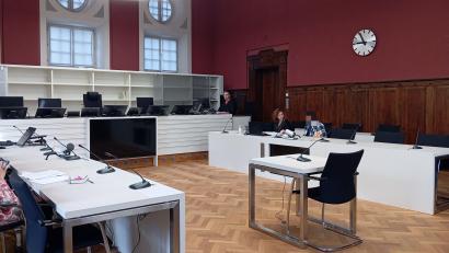 Bild: Kathrin Halbhuber
Der Angeklagte (rechts) muss sich wegen dem Handel mit Betäubungsmittel vor dem Landgericht Amberg verantworten. Neben ihm sitzt seine Verteidigerin Selina Riemer (links).
