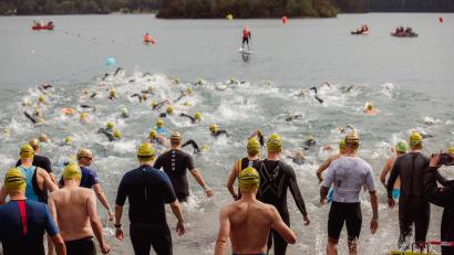 Bild: Philipp Ponader
Die schönsten Bilder zum Seentriathlon am Steinberger See 2026.