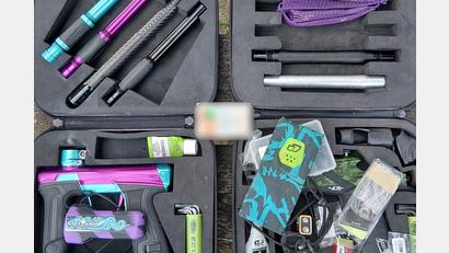 Bild: Bundespolizei
Die Bundespolizei hat bei mehreren Kontrollen in und um Waidhaus unter anderem Paintballwaffen, Messer, ein Elektroimpulsgerät und Pfefferspray sichergestellt.